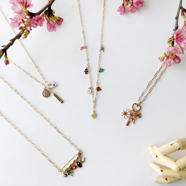 Cuatro collares apoyados sobre una mesa.