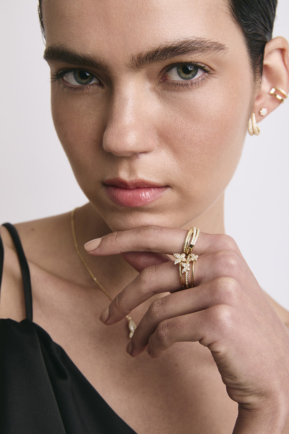 Mujer usa un par de anillos.