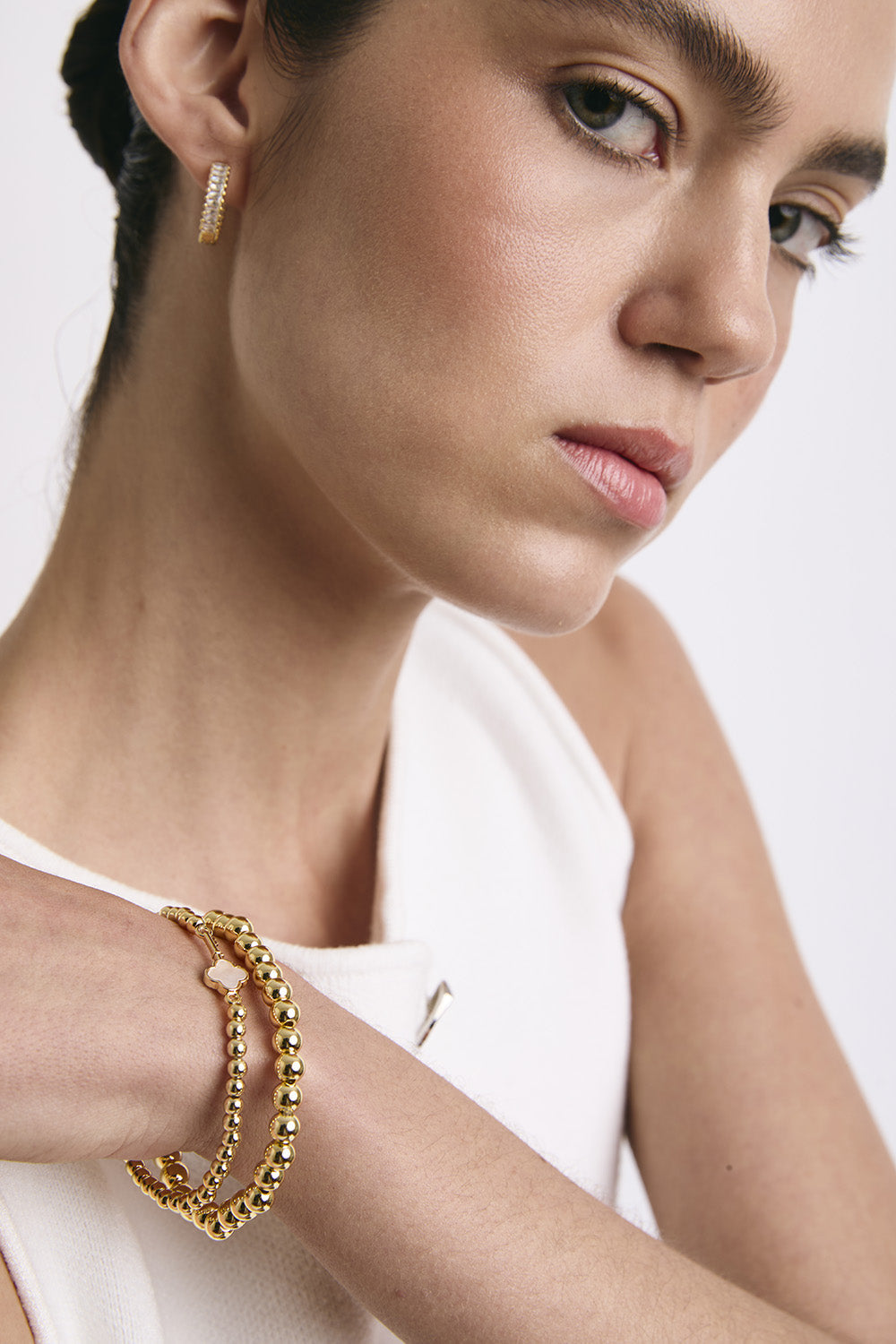 Mujer usando un par de pulseras.