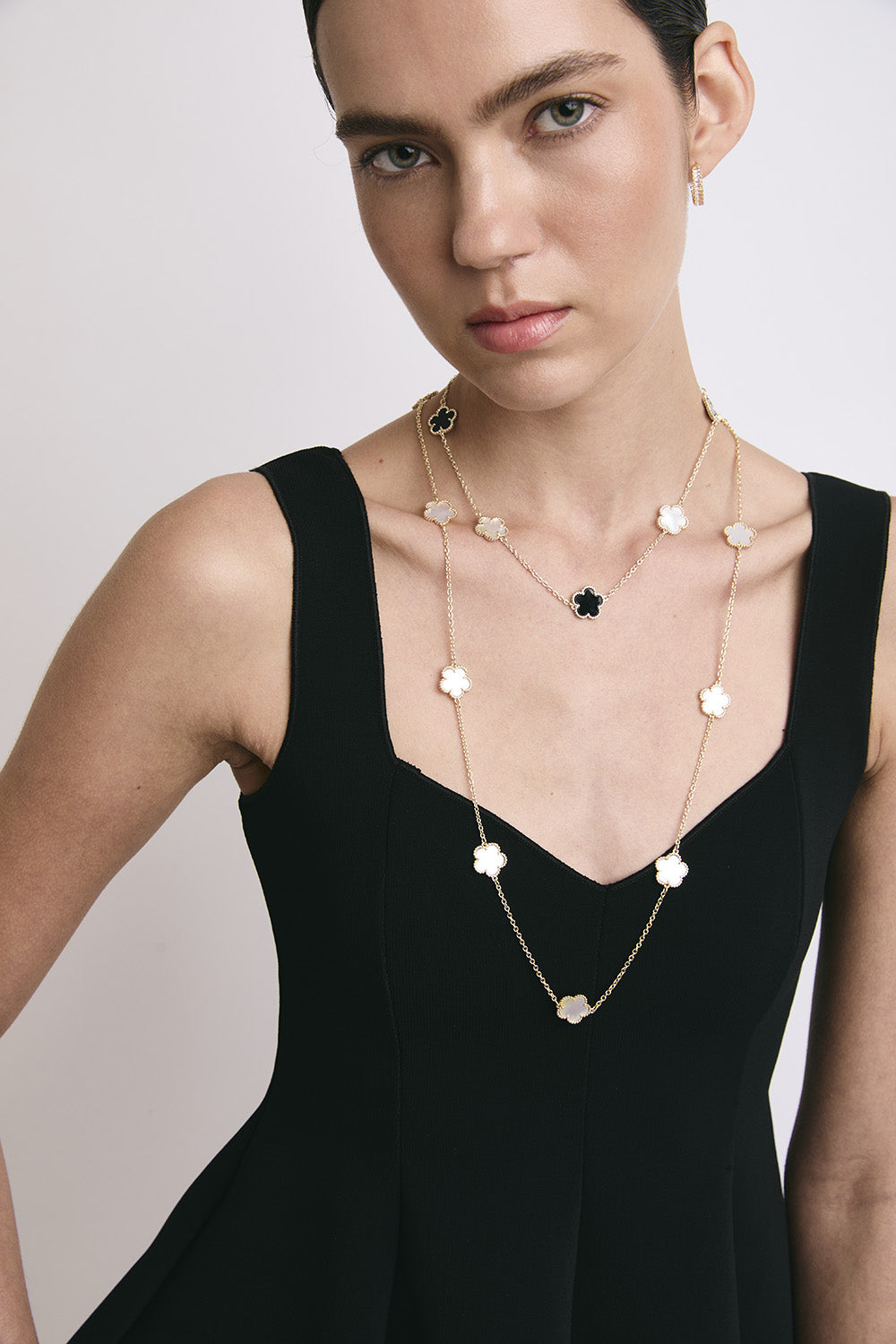 Una chica usando un collar Join. 