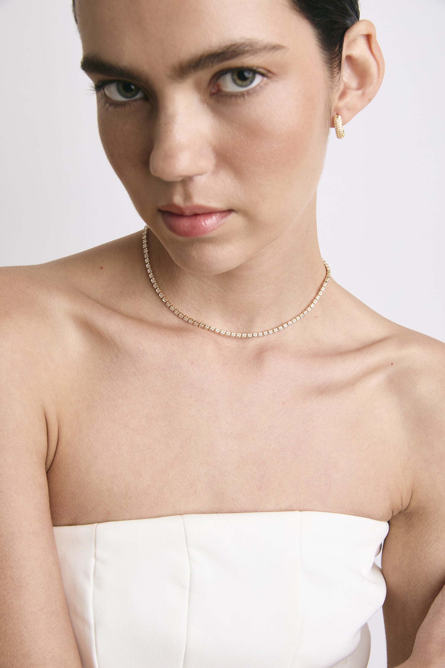 Una chica usando un collar Join.