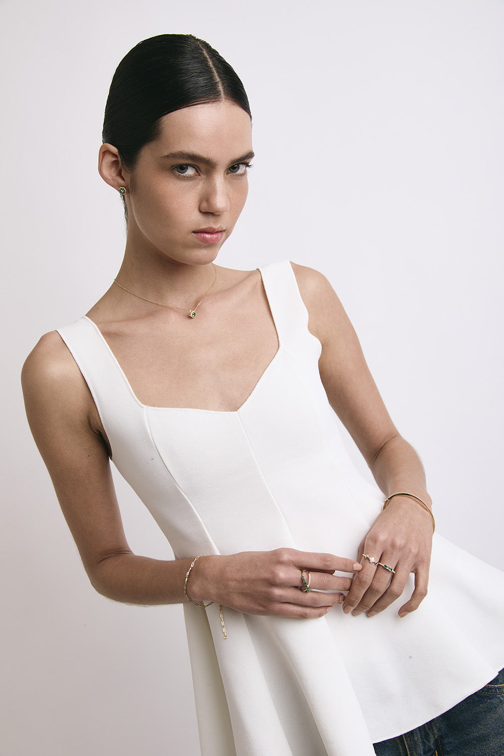 Una chica usando anillos y un collar Join.