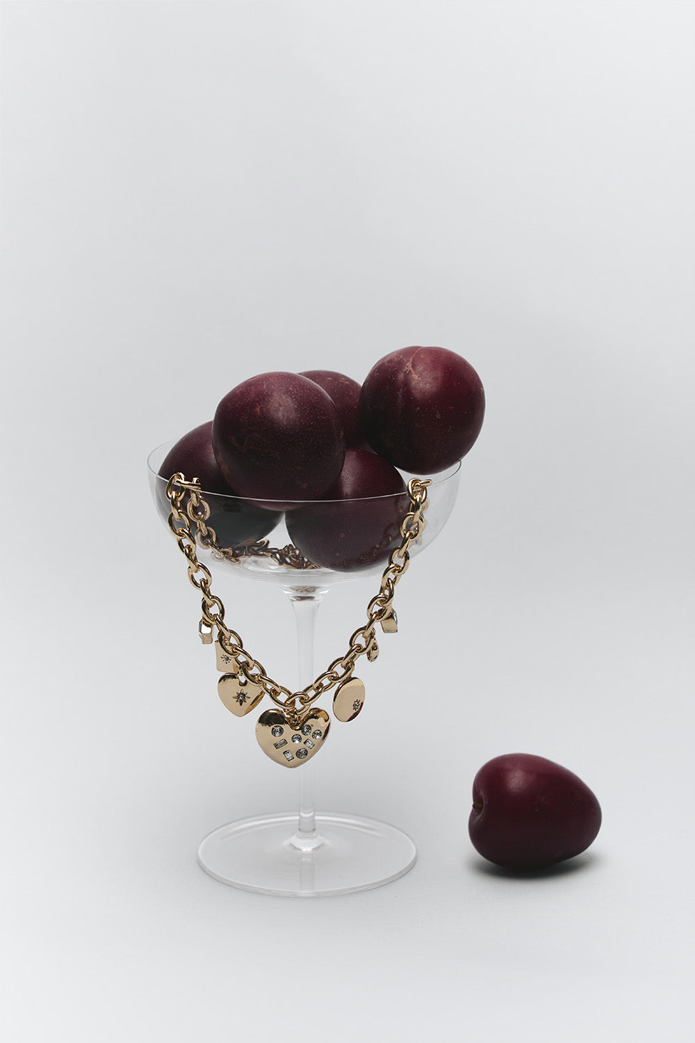 Pulsera apoyada sobre una copa llena de aceitunas.