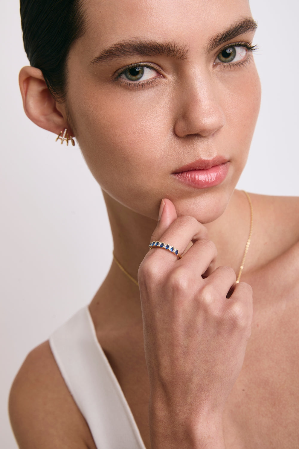Una chica usando un collar y aretes Join.
