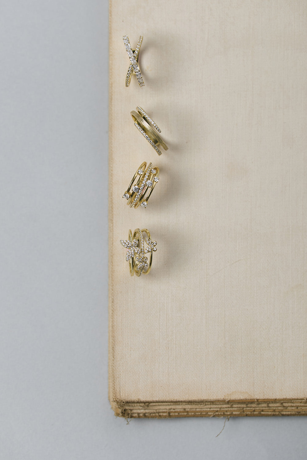 Una mesa con cuatro anillos apoyados. 