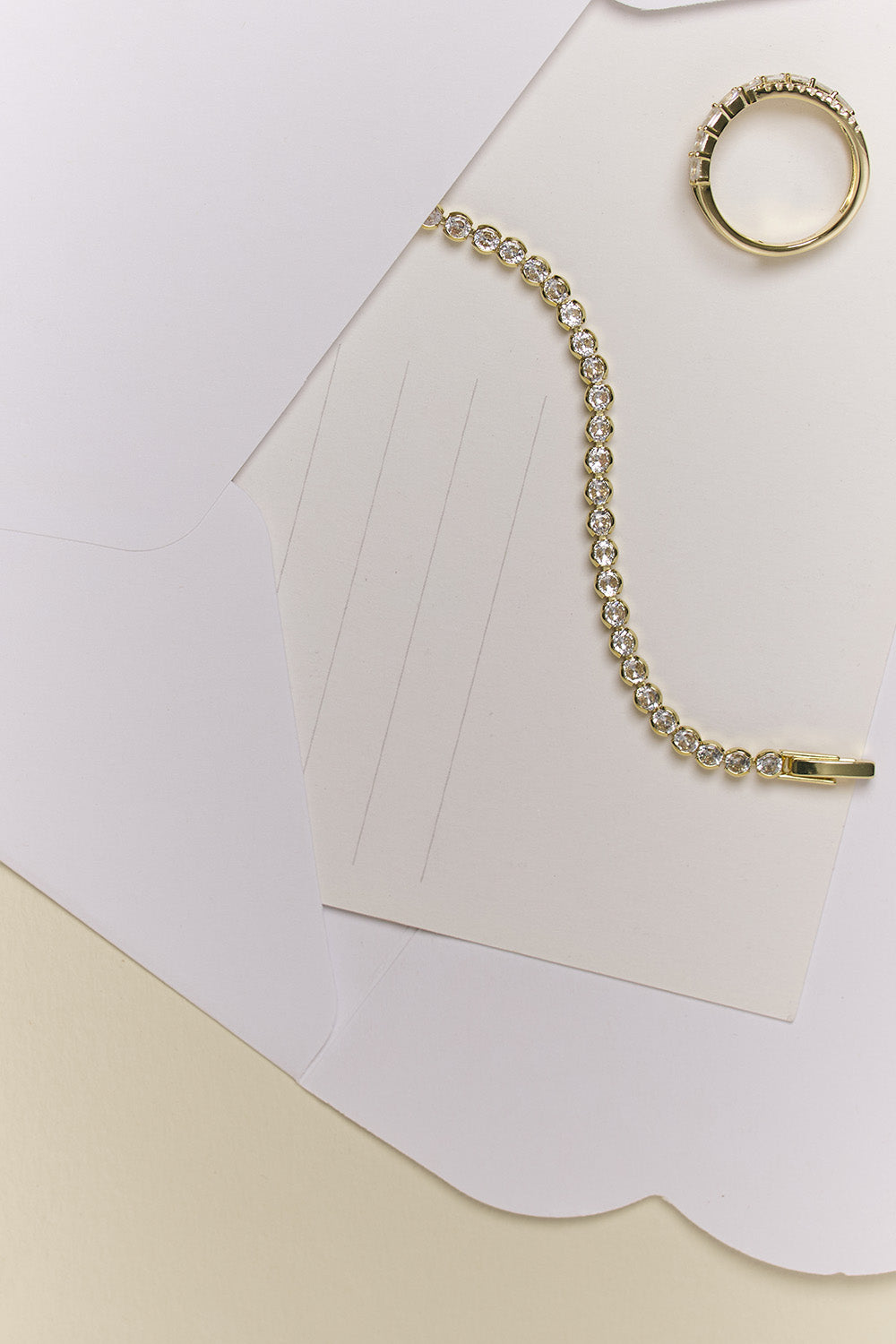 Una pulsera y anillo Join sobre una mesa. 